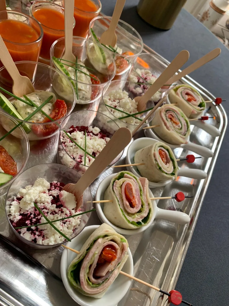 Plateau argenté de verrines de gaspacho, de wraps roulés et de petites verrines de fromage frais